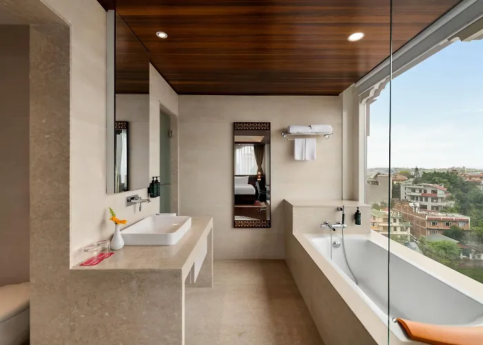 מלון Ramada By Wyndham Dhumbarahi 5*